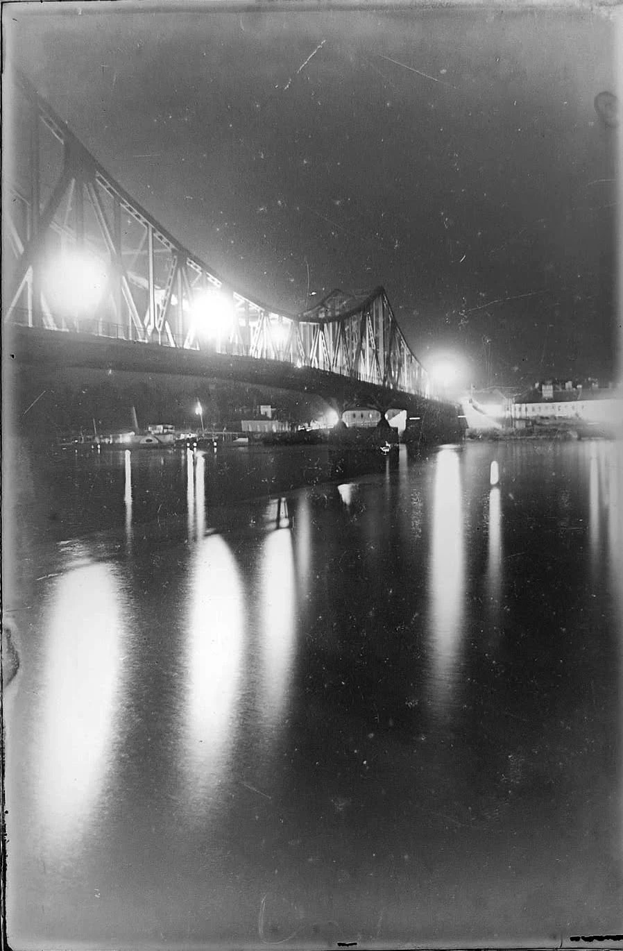 Die Prinz-Tomislav-Brücke bei Nacht beleuchtet, Neusatz, 1928–1941