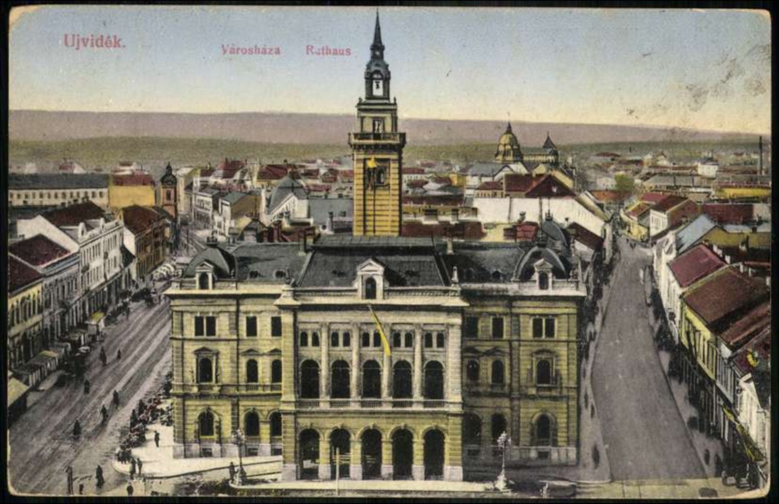 Erhöhter Blick auf das Stadthaus, lange Straße nach rechts zurückweichend, Neusatz, bis Juni 1915