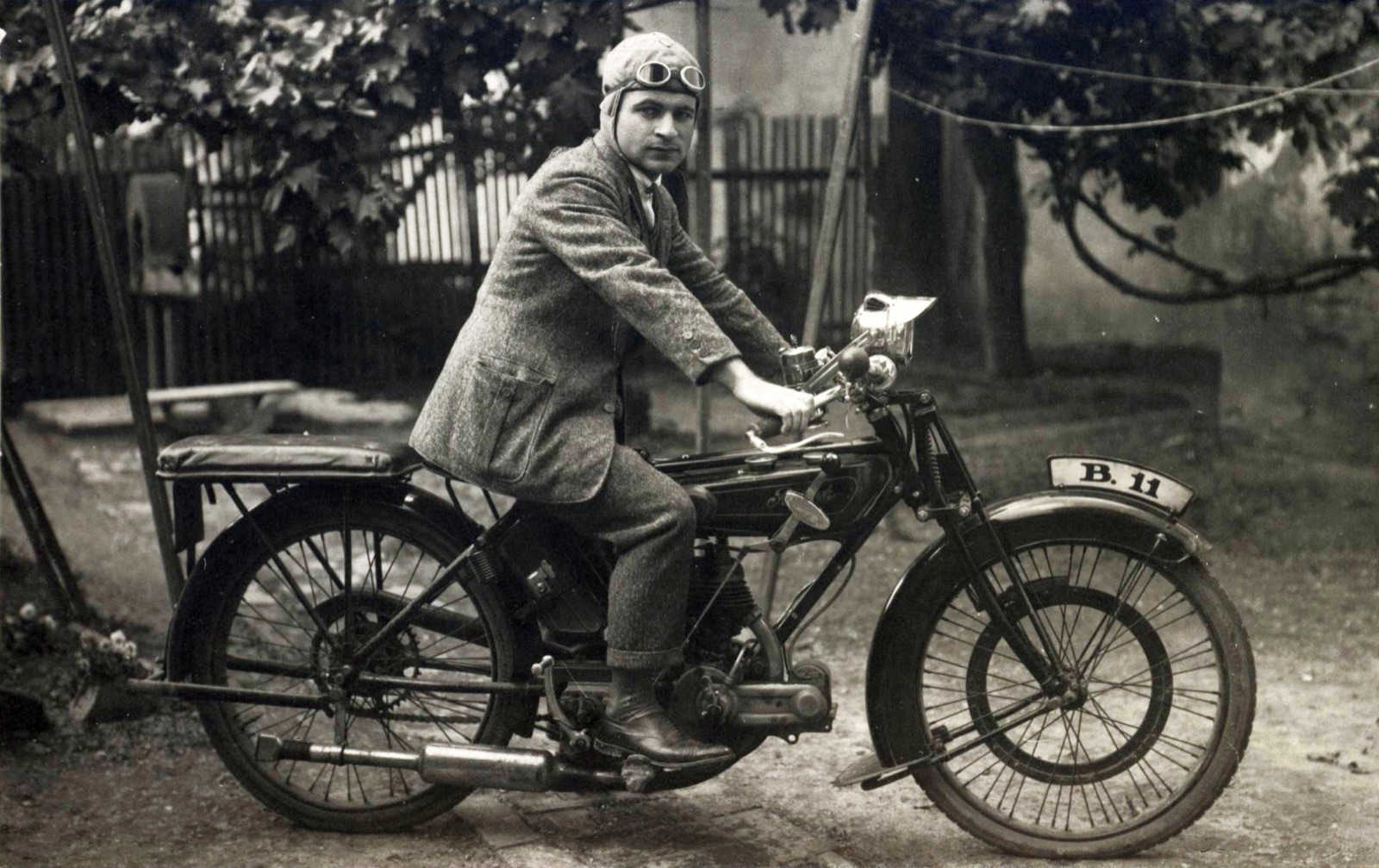 Молодой человек и его мотоцикл, Нови-Сад, 1930