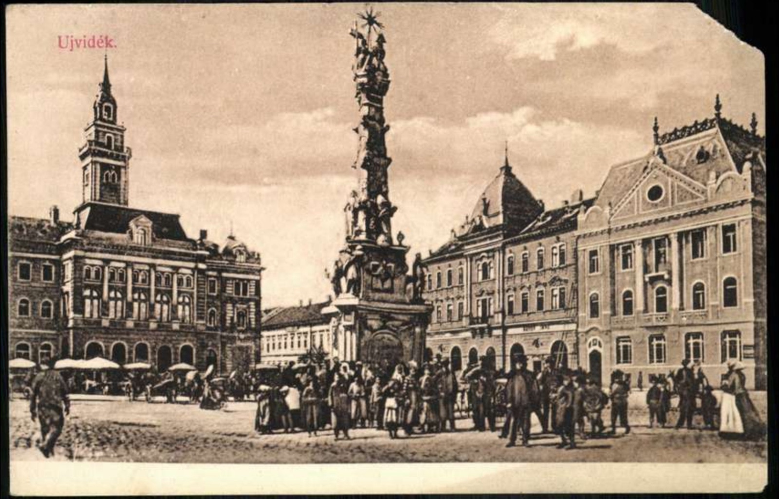 Neusatz: Stadthaus und Dreifaltigkeitssäule am Markttag, 1896–1918