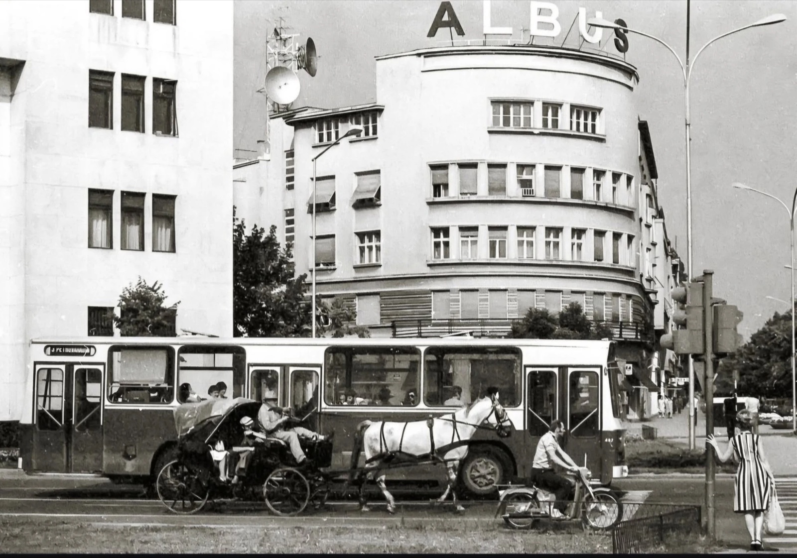 Das Albus-Schild über dem Boulevard, Haus der Kaufmannsjugend, Neusatz, 1970er Jahre